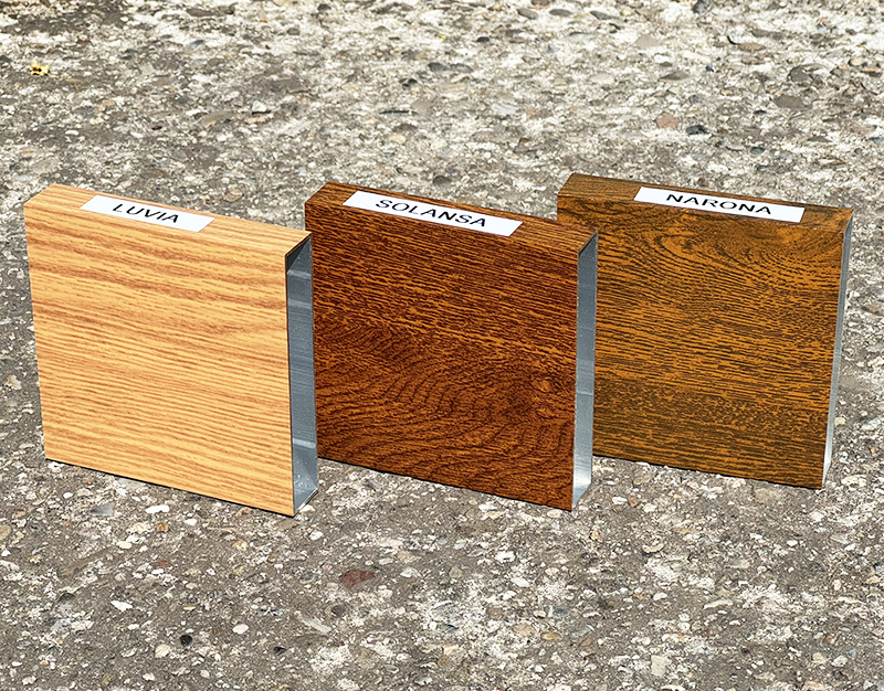 Aliuminio lamelių su medžio imitacija serija: LUVIA (šviesus ąžuolas), SOLANSA (auksinis ąžuolas), NARONA (tamsusis riešutmedis)